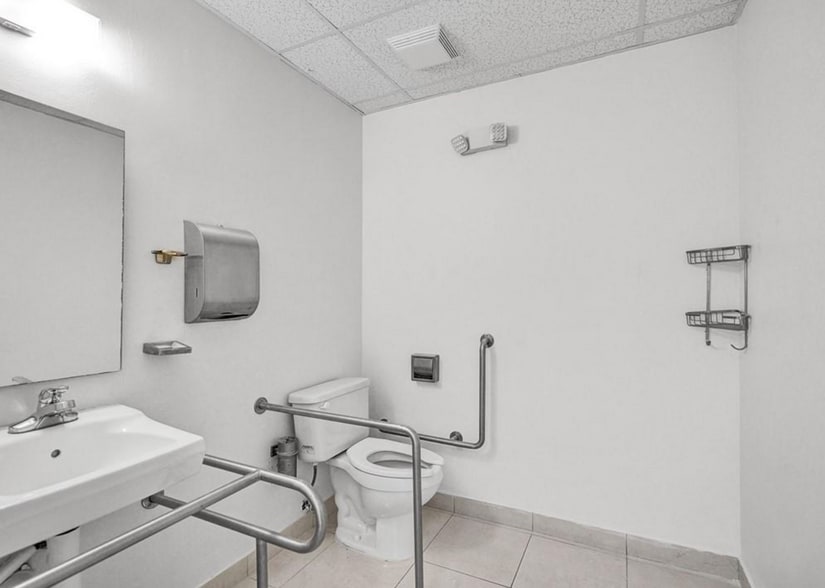 More Photos Of 8111-8119 NW 33rd St, Miami Warehouse For Sale