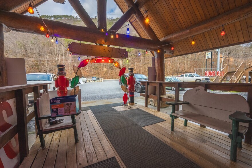 More Photos Of 118 First Ave, Hampton General Retail For Sale