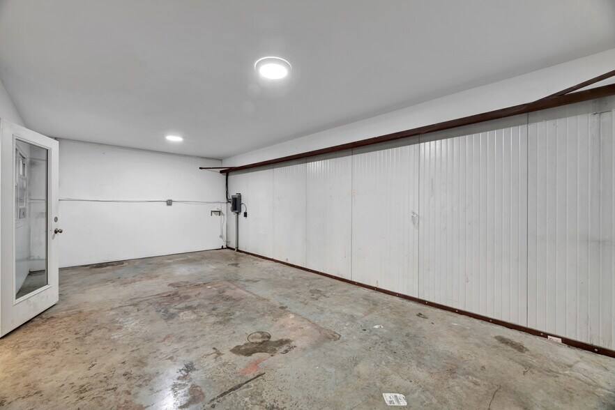 More Photos Of 73 Albe Dr, Newark Warehouse For Lease