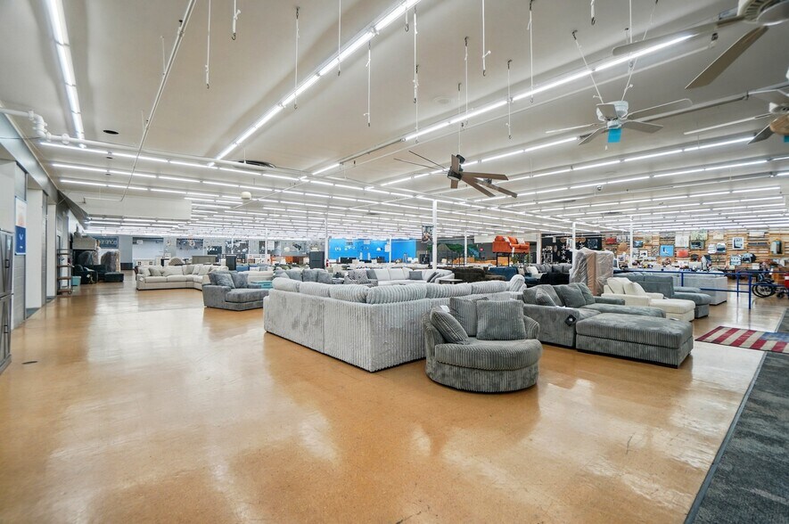 More Photos Of 50 Eswin St, Cincinnati Freestanding For Sale