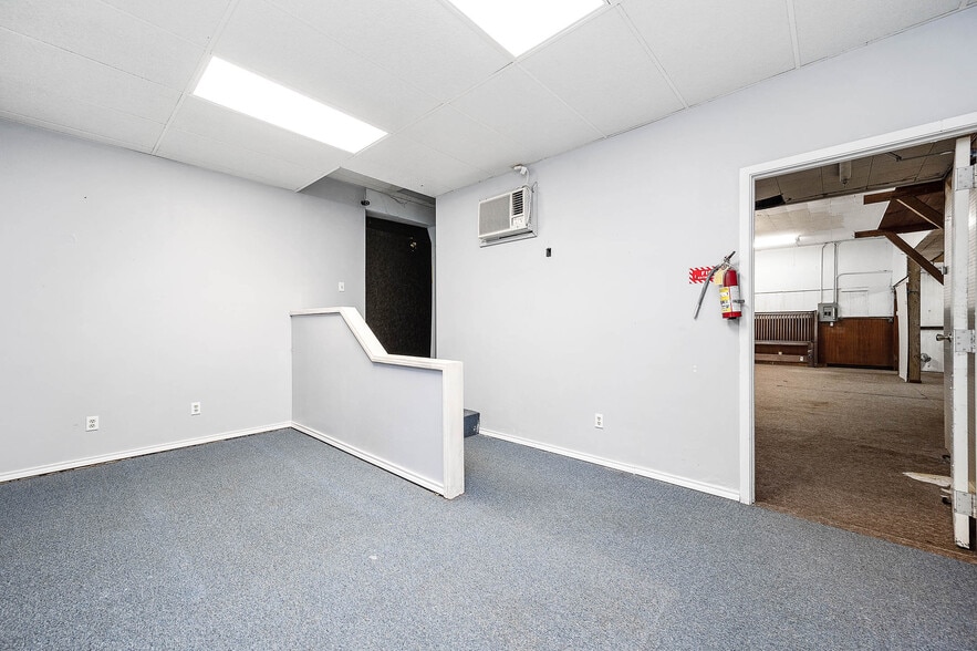 More Photos Of 101 E Monseratte St, El Campo Storefront For Sale