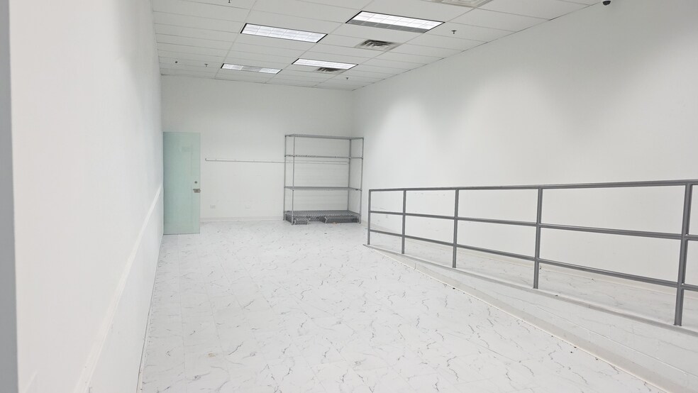 More Photos Of 1000 N North Branch St, Chicago Office For Lease