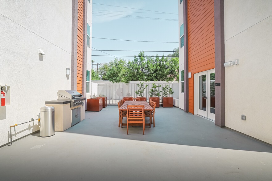More Photos Of 10555 Bloomfield St, Toluca Lake Apartments For Sale