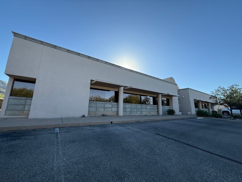More Photos Of 180 W Magee Rd, Tucson Medical For Lease