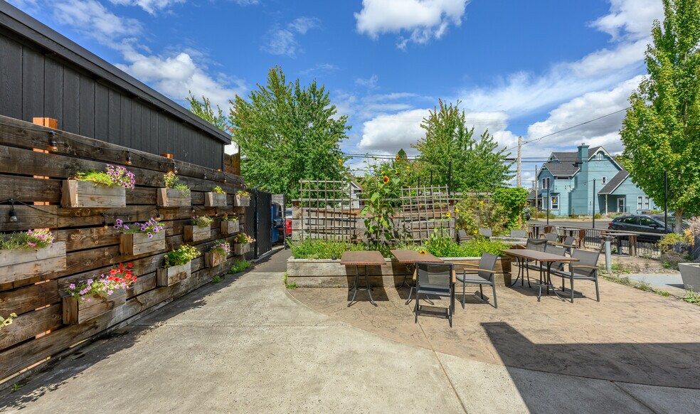 More Photos Of 645 NE 3rd St, Mcminnville Storefront Retail Office For Lease