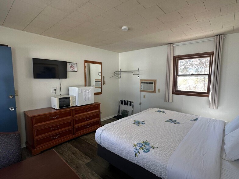 More Photos Of S5539 Us Hwy 14, Viroqua Hotel For Sale