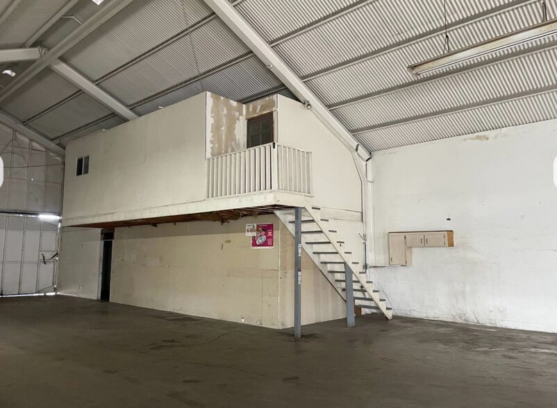 More Photos Of 126 E 16th St, Costa Mesa Service For Lease