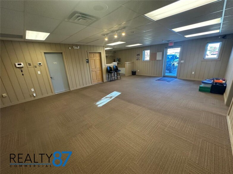 More Photos Of 1210 N Center Point Rd, Hiawatha Office For Sale