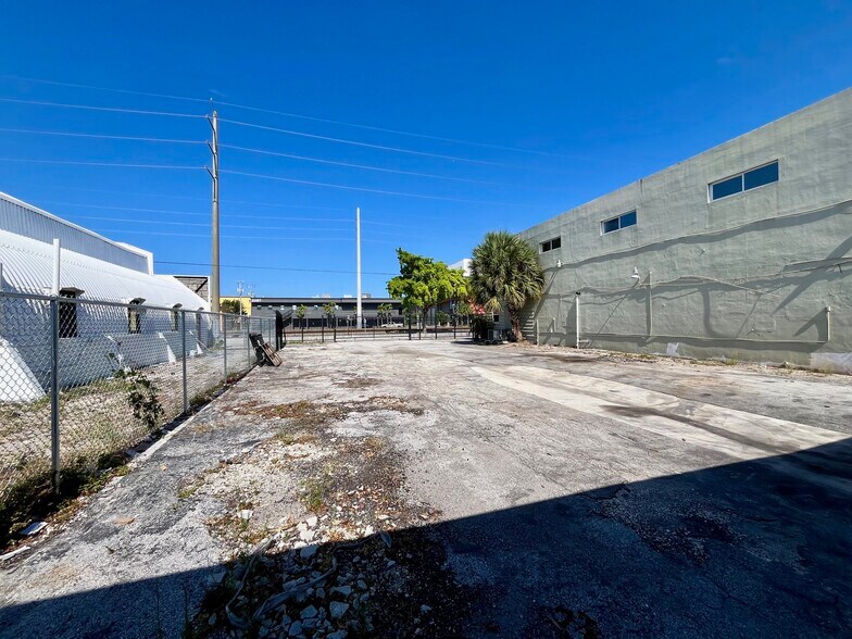 More Photos Of 2000 N Dixie Hwy, Hollywood Light Manufacturing For Lease