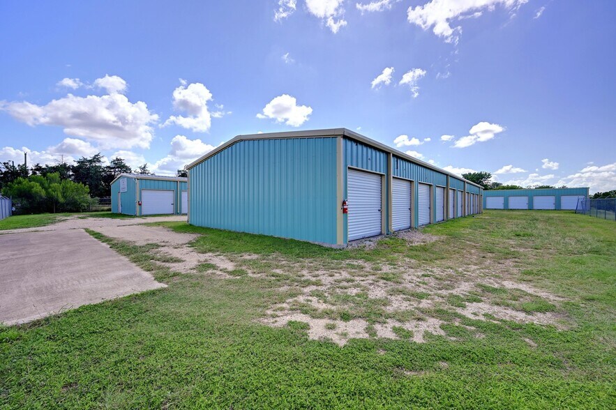 More Photos Of 1940 Magnolia Ave, Luling Self Storage For Sale