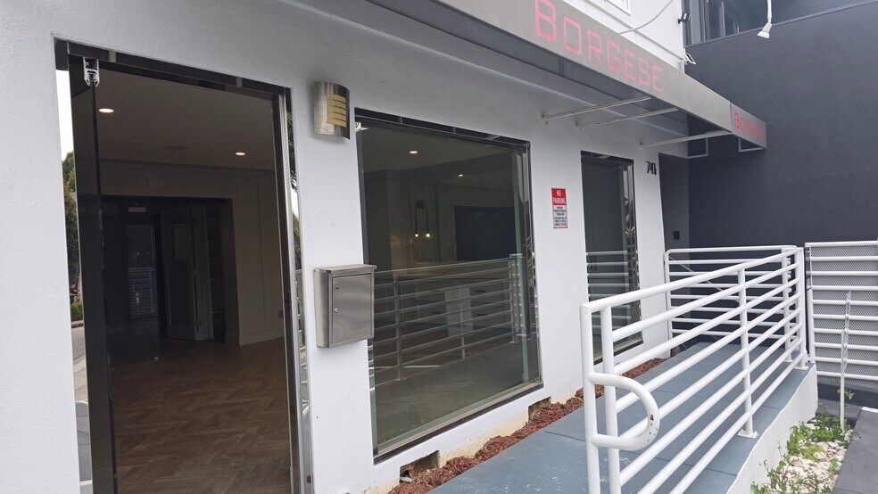More Photos Of 733 10th St, Santa Monica Storefront Retail Office For Lease