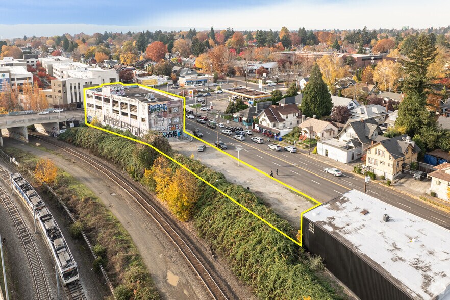 More Photos Of 3300 NE Broadway St, Portland Flex For Sale