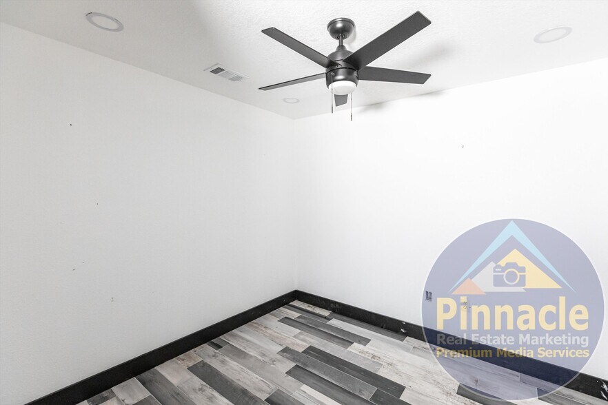 More Photos Of 24690 Sandhill Blvd, Punta Gorda Warehouse For Lease