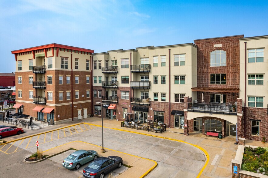 More Photos Of 712-786 Mainstreet, Hopkins General Retail For Lease