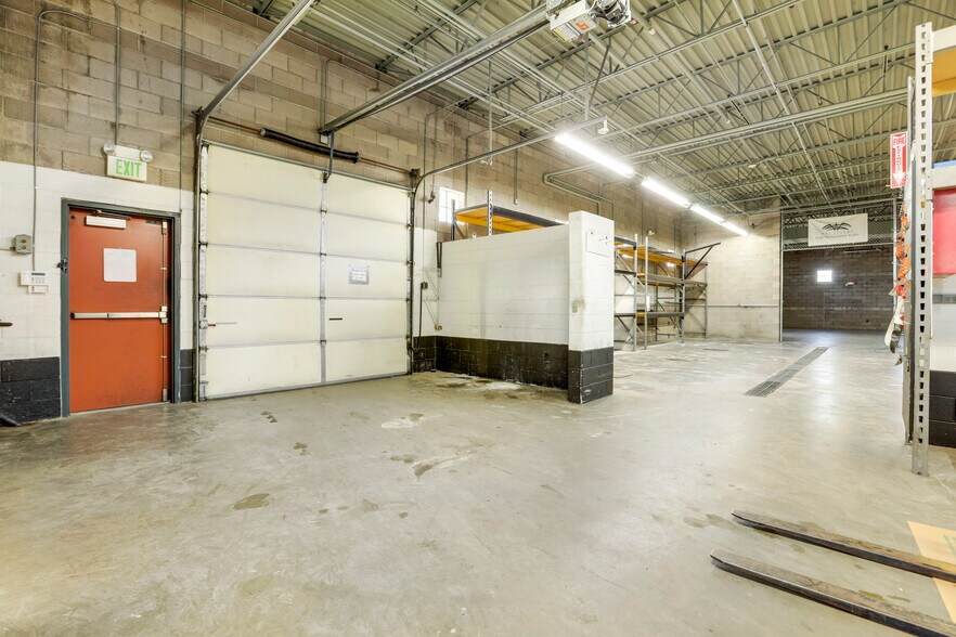 More Photos Of 2885 W County Line Rd, Littleton Auto Dealership For Sale