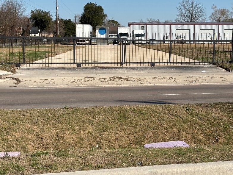 More Photos Of 9636 Airline Rd, Houston Industrial For Sale
