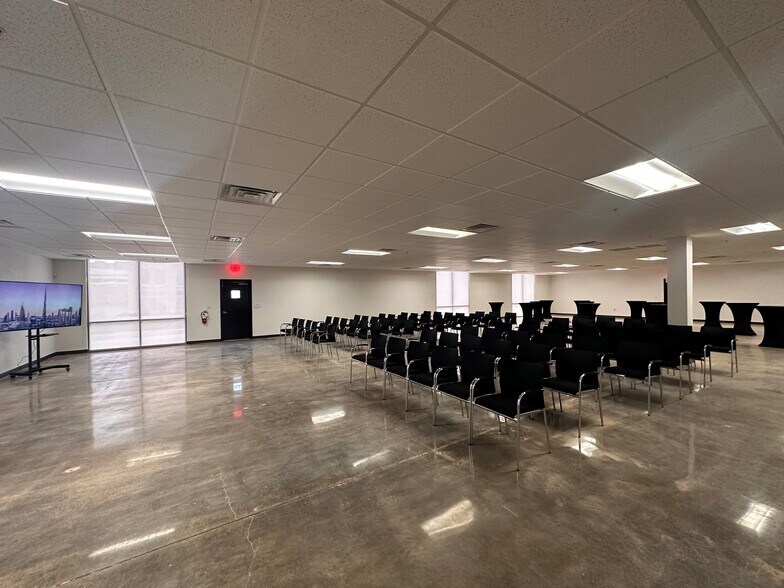 More Photos Of 152-160 Continental Ave, Dallas General Retail For Sale
