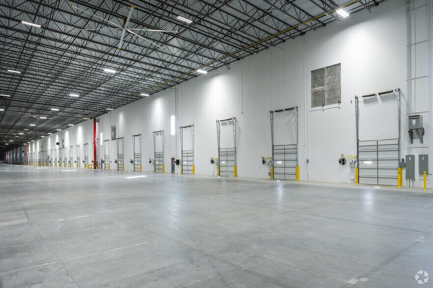 More Photos Of 2004 Moore Duncan Hwy, Moore Manufacturing For Lease