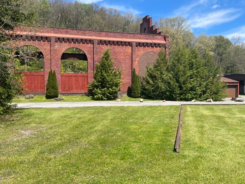 More Photos Of 102-103 Hicks Road Rd, Renfrew Flex For Sale