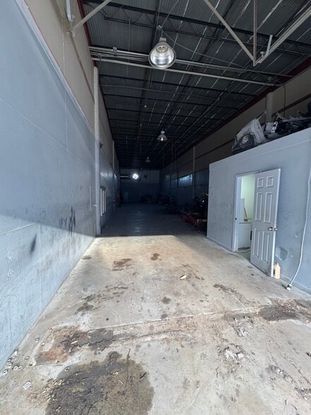More Photos Of 3580 NW 49th St, Miami Warehouse For Lease
