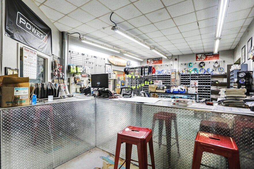More Photos Of 3325 Millbranch Rd, Memphis Warehouse For Sale