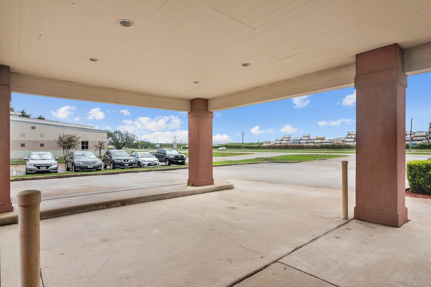 More Photos Of 10611 W Fairmont Pky, La Porte Medical For Lease