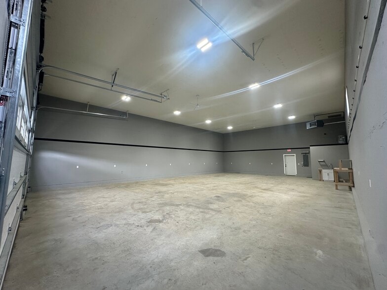 More Photos Of 169 Norwich Rd, Plainfield Warehouse For Lease