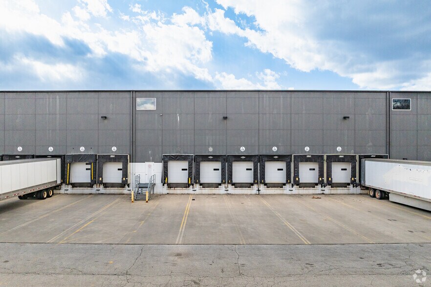 More Photos Of 9000 Smith's Mill Rd, New Albany Warehouse For Lease