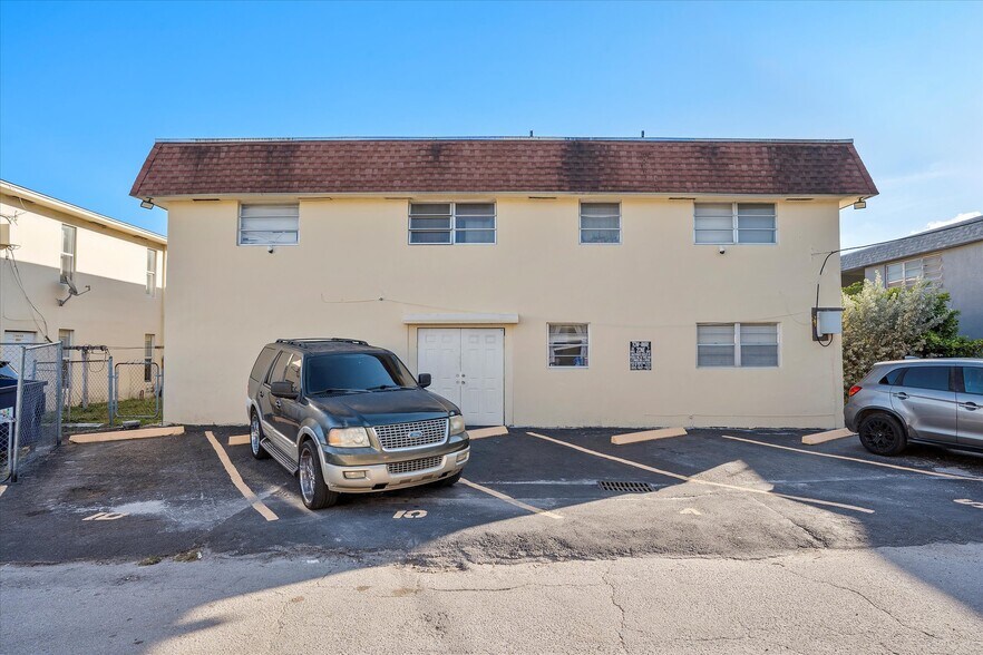 More Photos Of 701 NE 8th St, Hallandale Beach Apartments For Sale