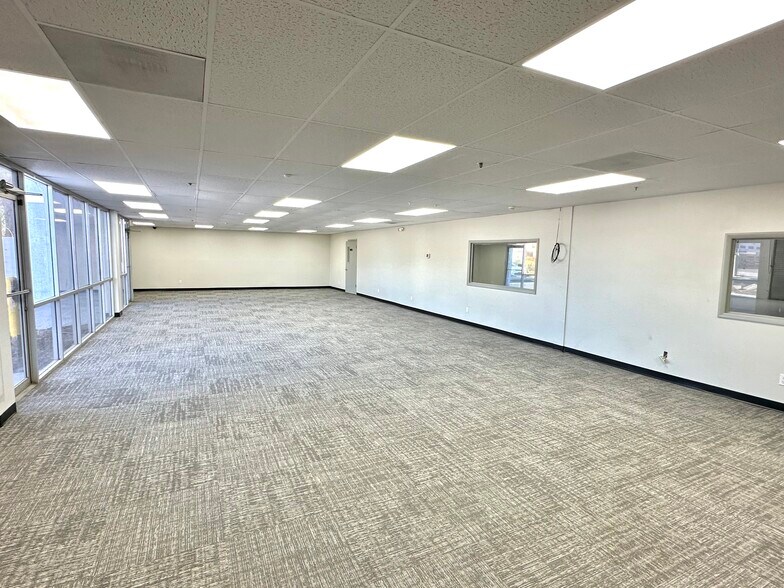 More Photos Of 21401 N 7th Ave, Phoenix Warehouse For Lease