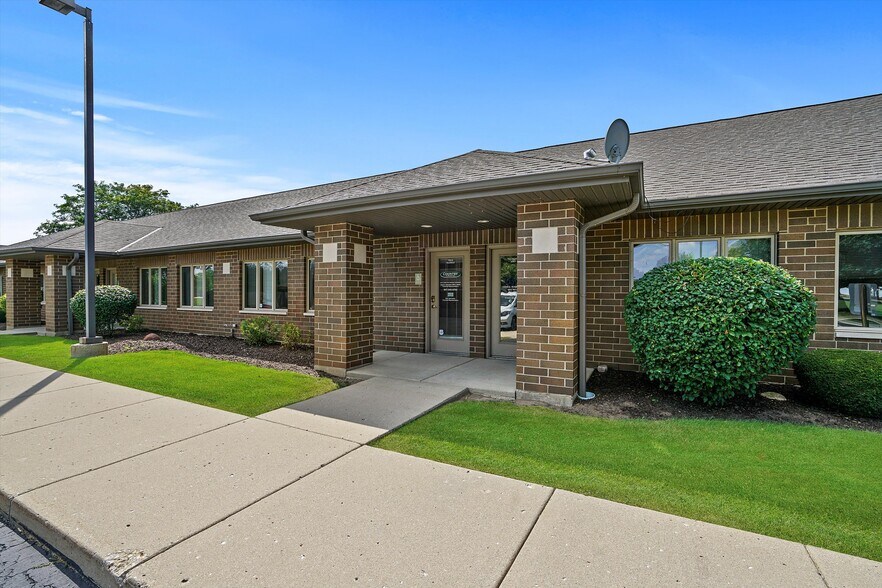 More Photos Of 755 McArdle Dr, Crystal Lake Office For Sale