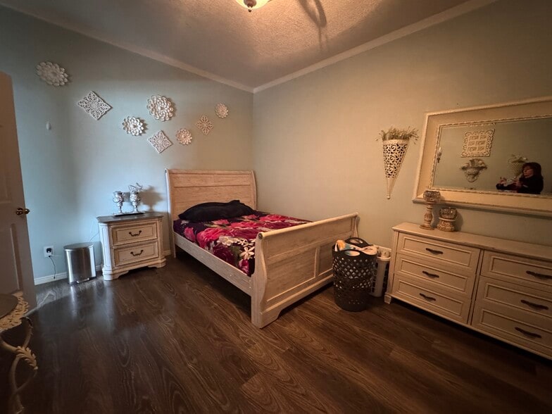 More Photos Of 1221 Overland Ave, Burley Storefront For Sale