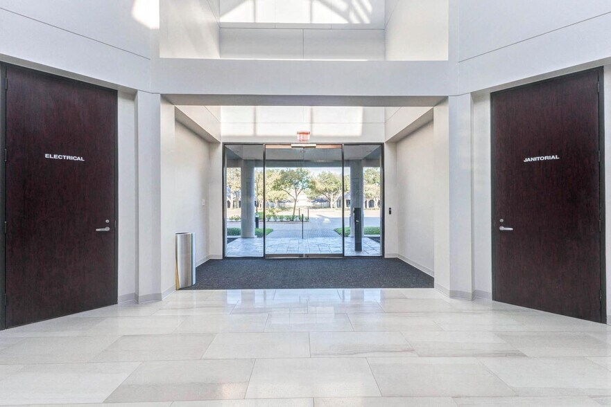 More Photos Of 4675 Sweetwater Blvd, Sugar Land Unknown For Lease