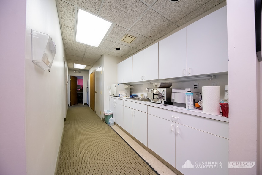 More Photos Of 5555 Mayfield Rd, Cleveland Office For Sale