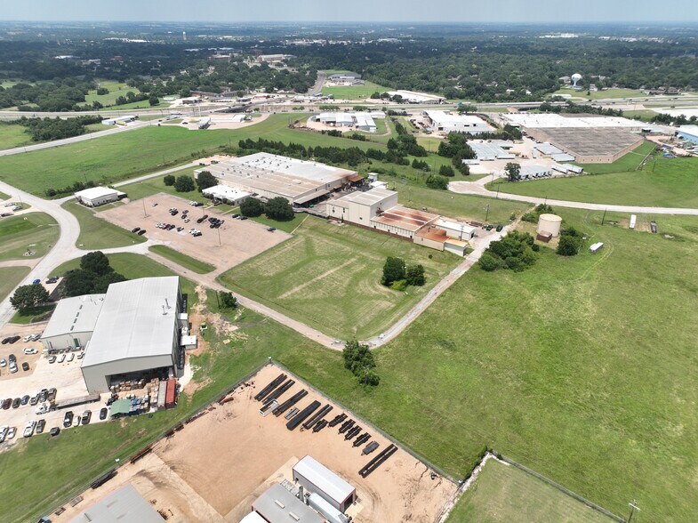 More Photos Of 1901 Longwood Dr, Brenham Manufacturing For Sale