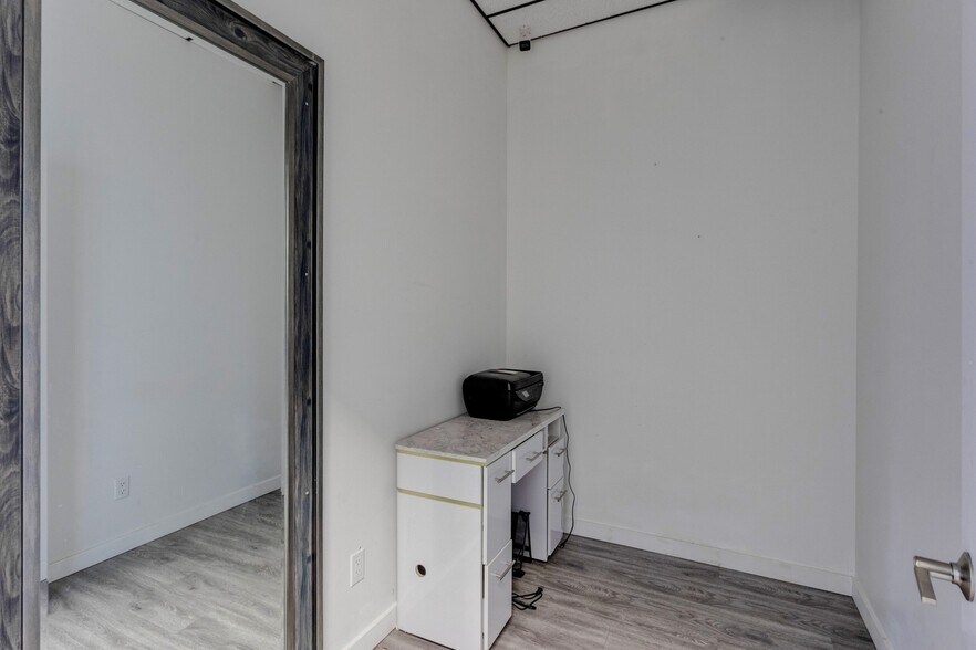 More Photos Of 3739 8 Ave SW, Edmonton Storefront For Sale