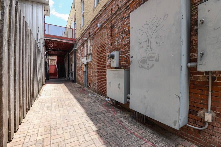 More Photos Of 109 S Main St, Gainesville Restaurant For Sale