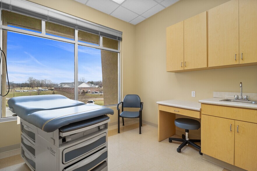 More Photos Of 200 City Hill Dr, London Medical For Sale