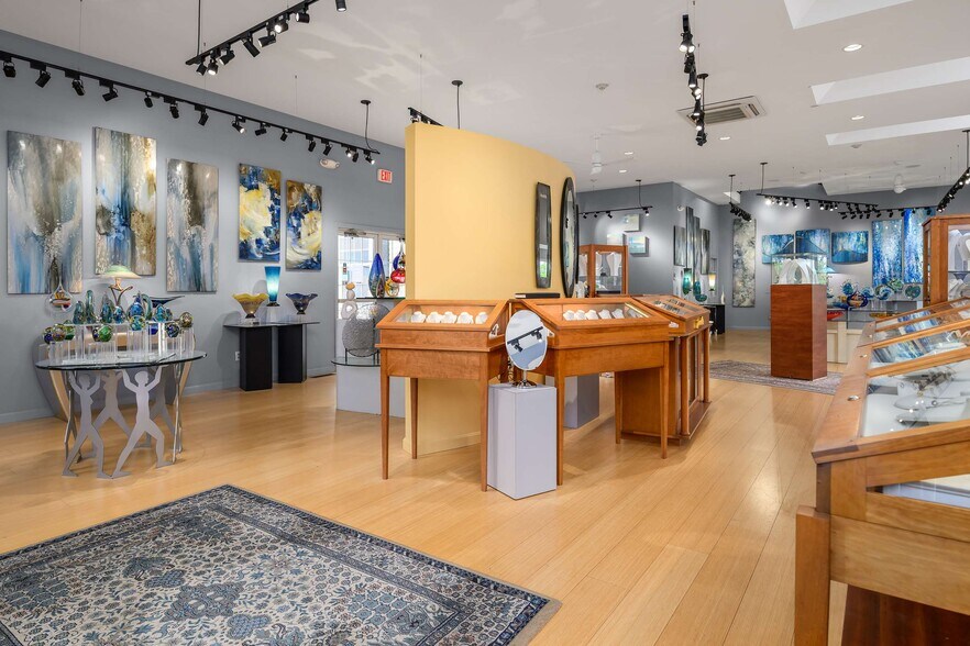 More Photos Of 307 Main St, Ogunquit Storefront For Sale