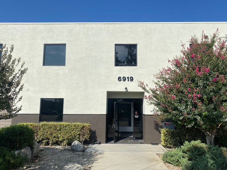 More Photos Of 6917-6921 Valjean Ave, Van Nuys Showroom For Lease