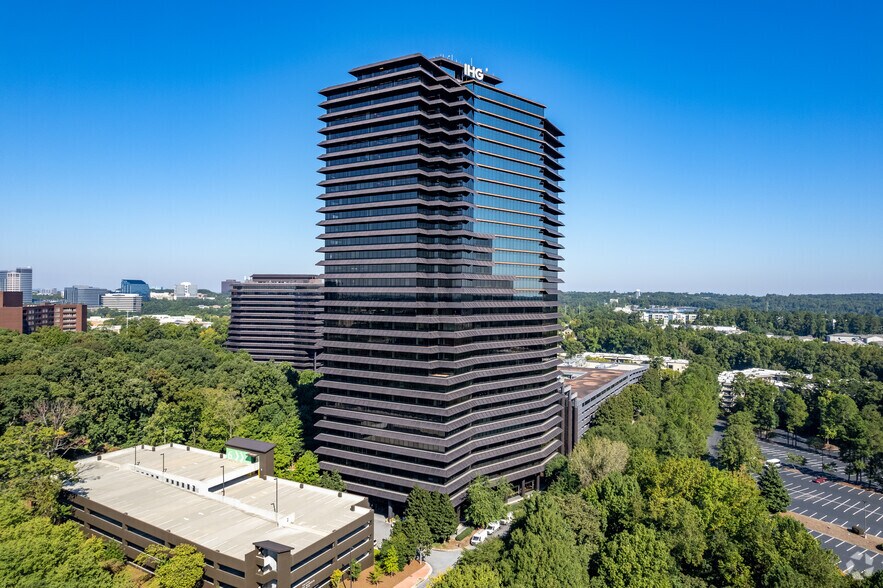 More Photos Of 3 Ravinia Dr, Atlanta Office For Lease