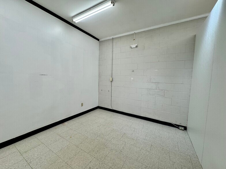 More Photos Of 1316-1320 W Danville St, South Hill Office For Lease