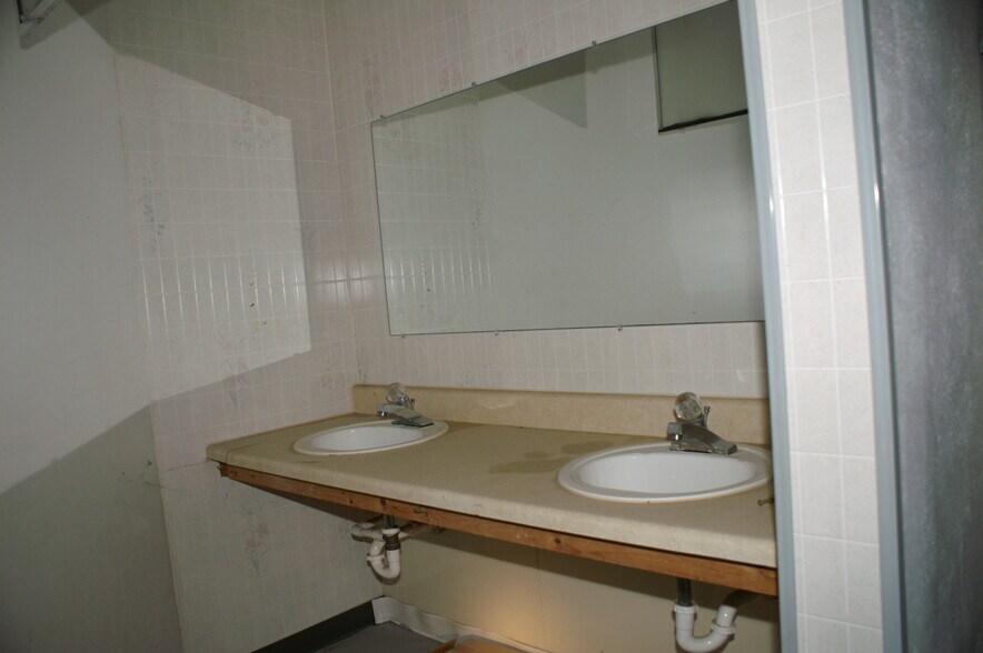 More Photos Of 6531-6539 Watauga Rd, Watauga Unknown For Lease