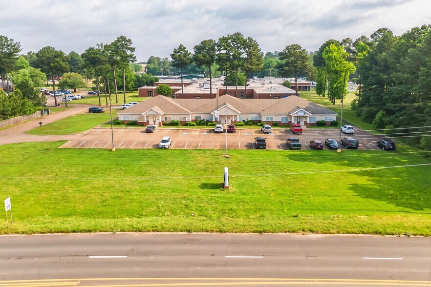 More Photos Of 302 Bill Clinton Dr, Hope Office For Sale