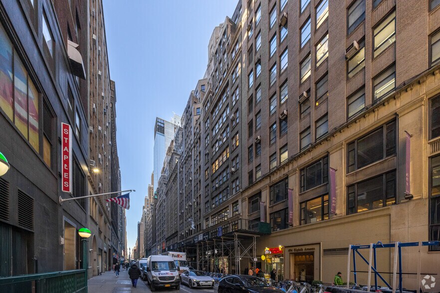 More Photos Of 260 W 35th St, New York Office Residential For Lease