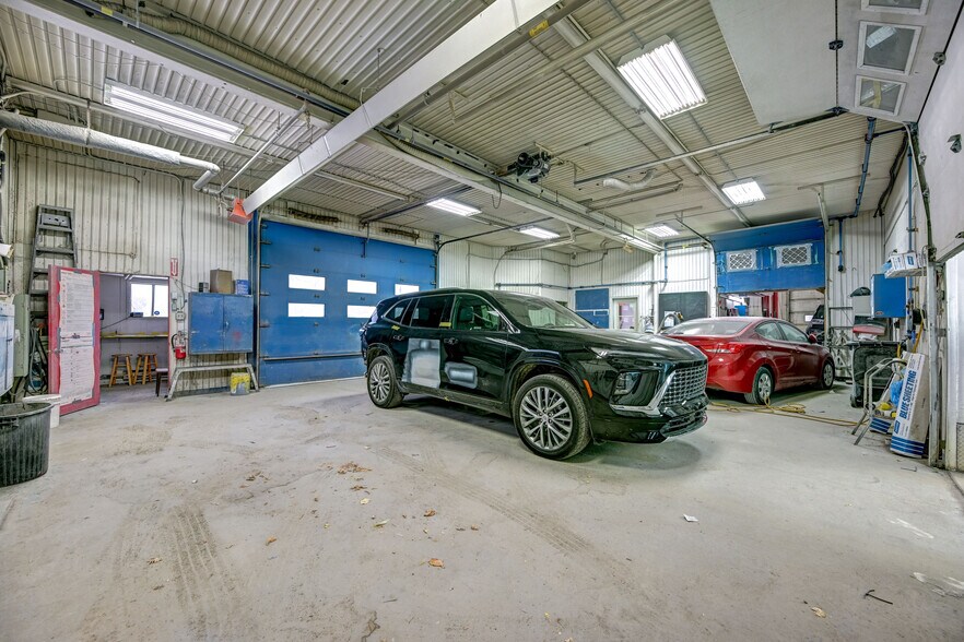 More Photos Of 11 Rue Notre-Dame, Berthierville Manufacturing For Sale