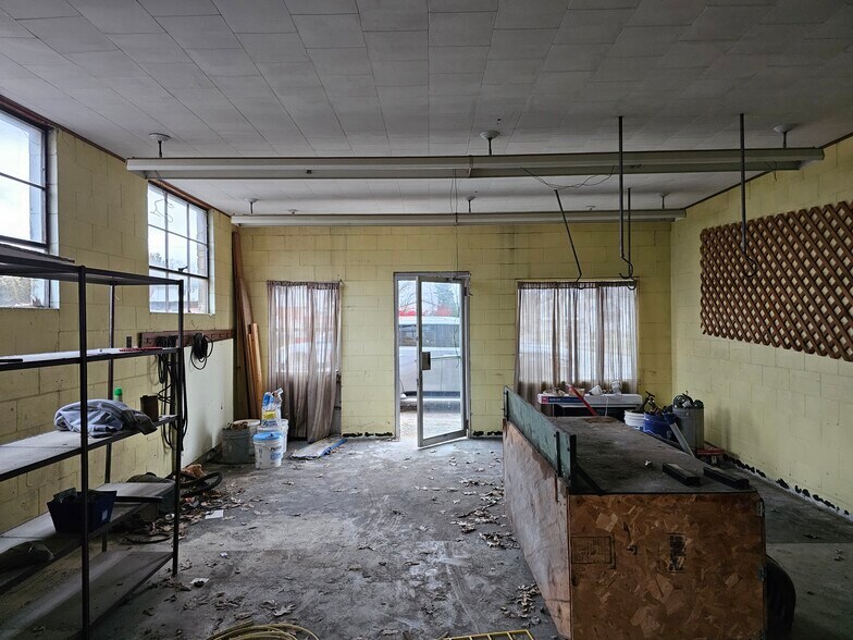 More Photos Of 115 S Hamilton St, Hillsboro Office For Sale