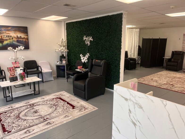 More Photos Of 421 E 3rd St, Bloomington Storefront For Lease