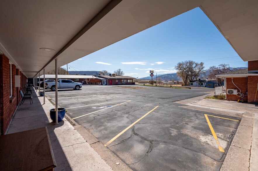 More Photos Of 91 E Main St, Bicknell Hotel For Sale