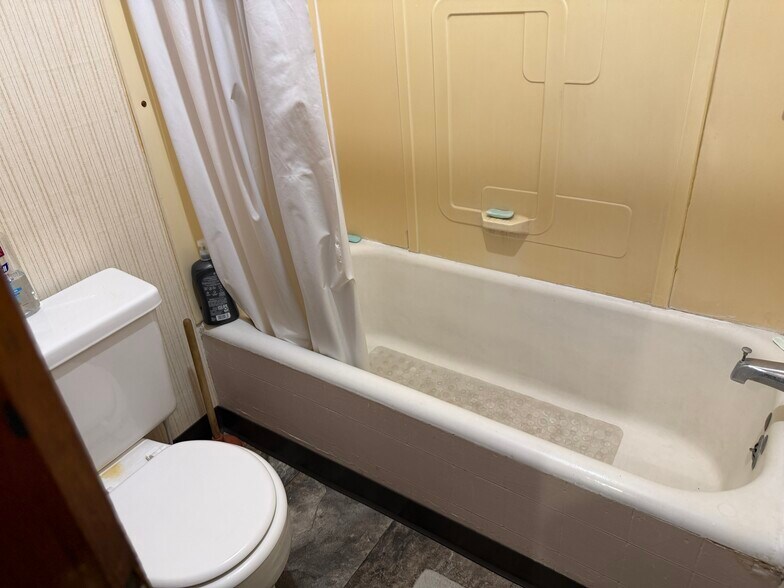 More Photos Of 218 Commercial Ave, Wallace Hotel For Sale